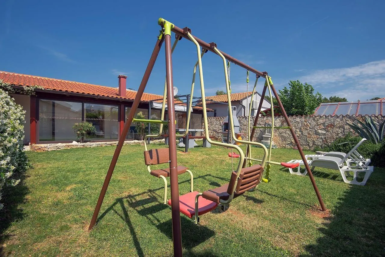 Charmantes Ferienhaus In Medulin Mit Waschmaschine, Klima, Wlan, Terrasse Und Grillplatz 0*,